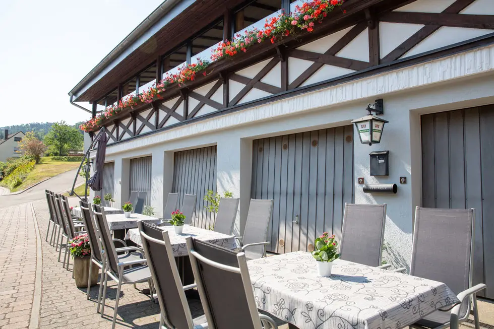 Hotel-Restaurant Waldesruh mit Terrasse, Tischen und Stühlen